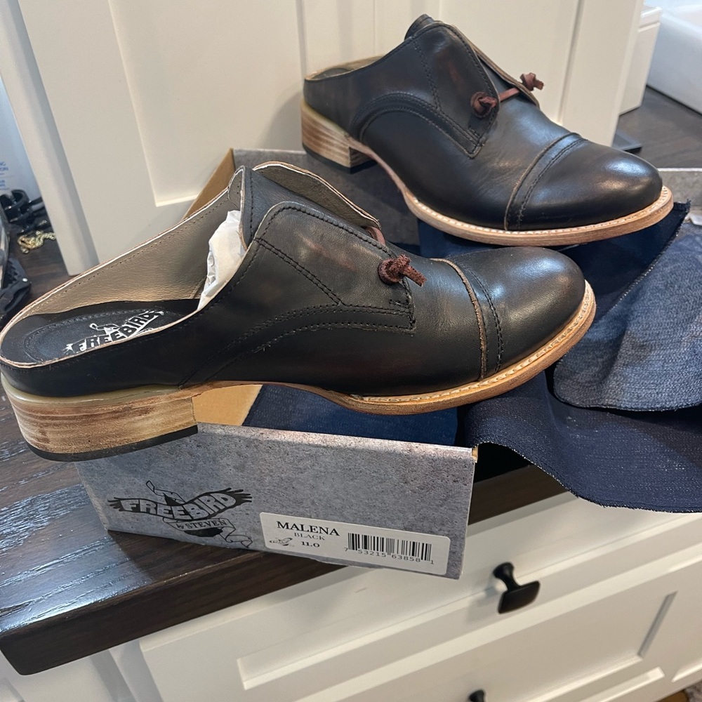 Freebird by Steven ….. BRAND NEW NIB.  Malena size 11  Black with hints of brown